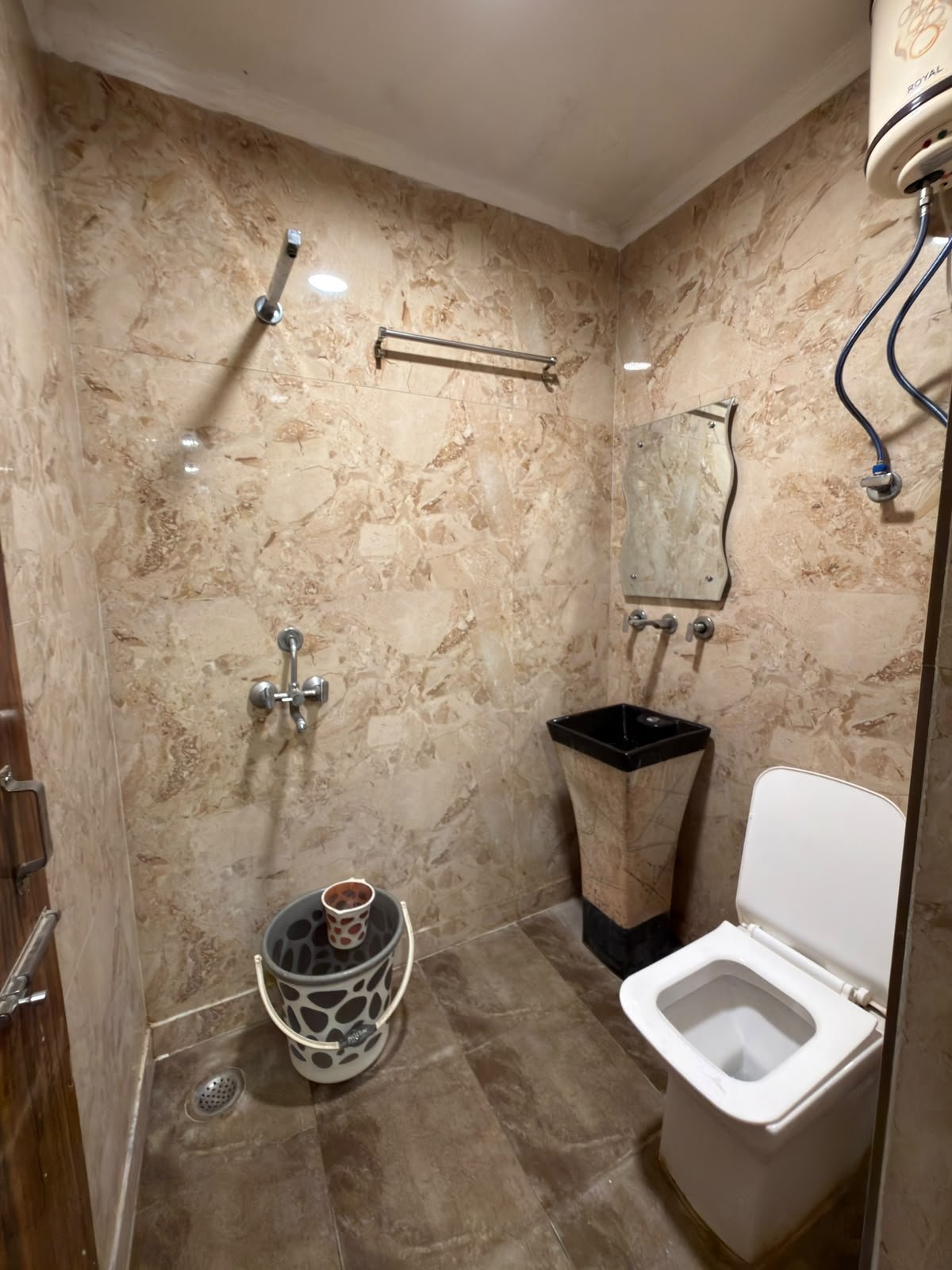 Attached bathroom of the triple room, with WC, basin and water heater