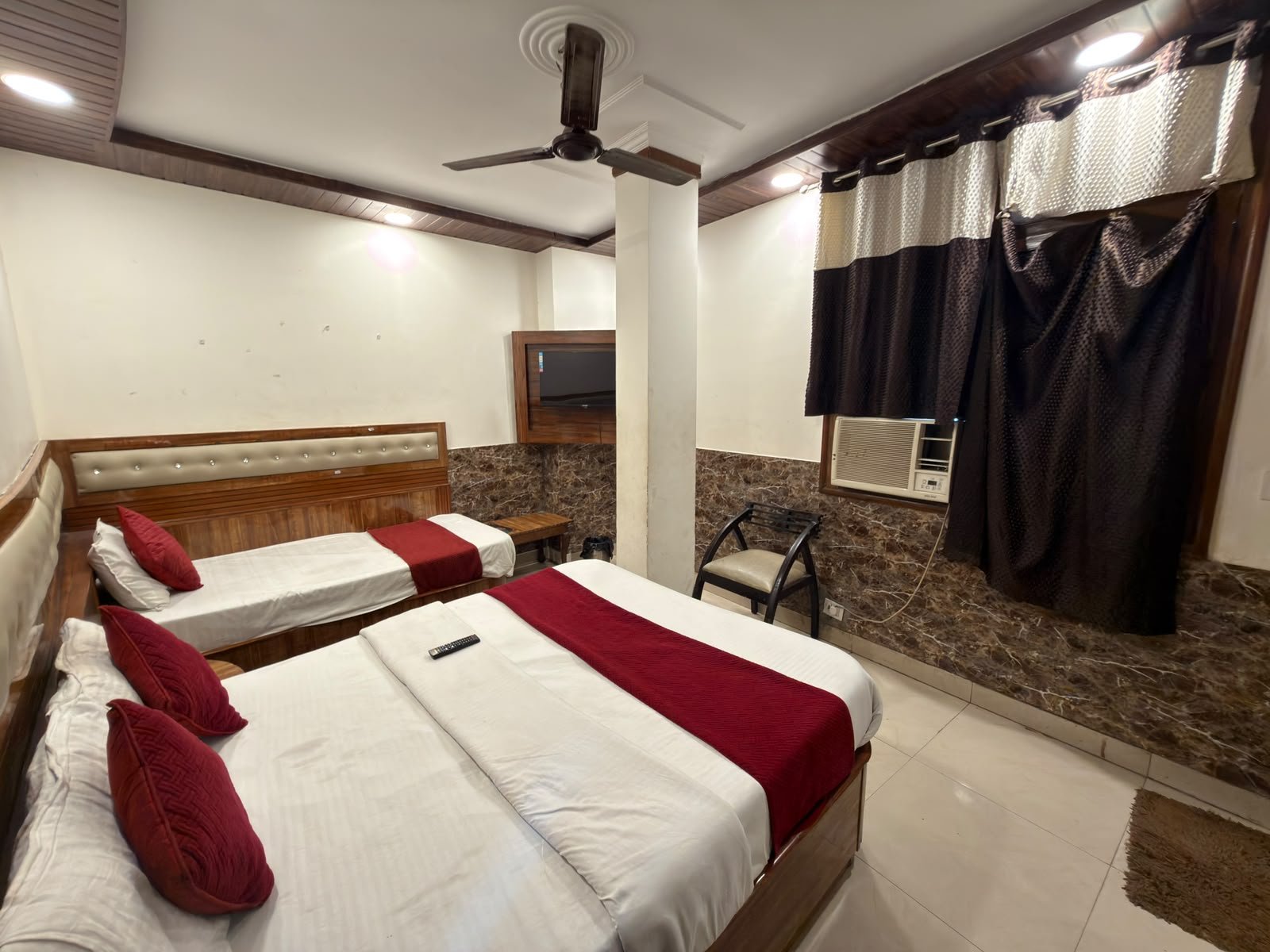 Triple bed room at Hotel Vin Inn with a double bed and a single bed