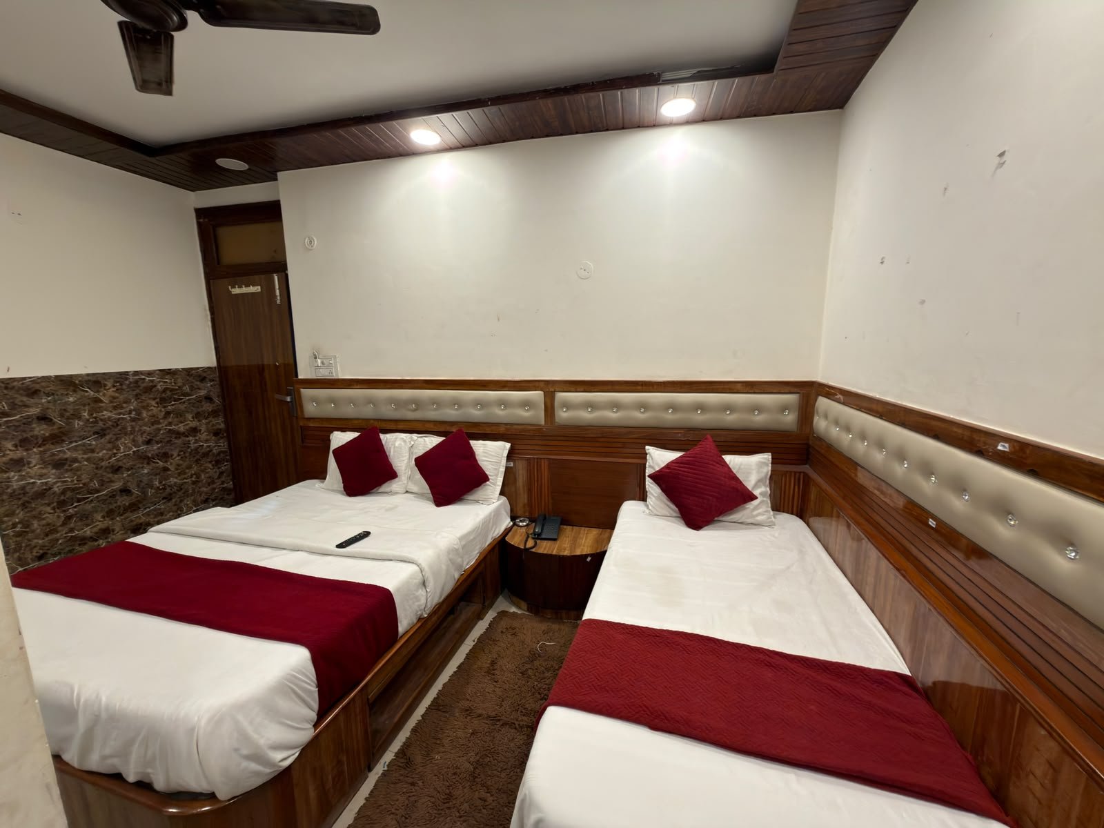 Triple room, wide angle with double bed, single bed, AC and curtains