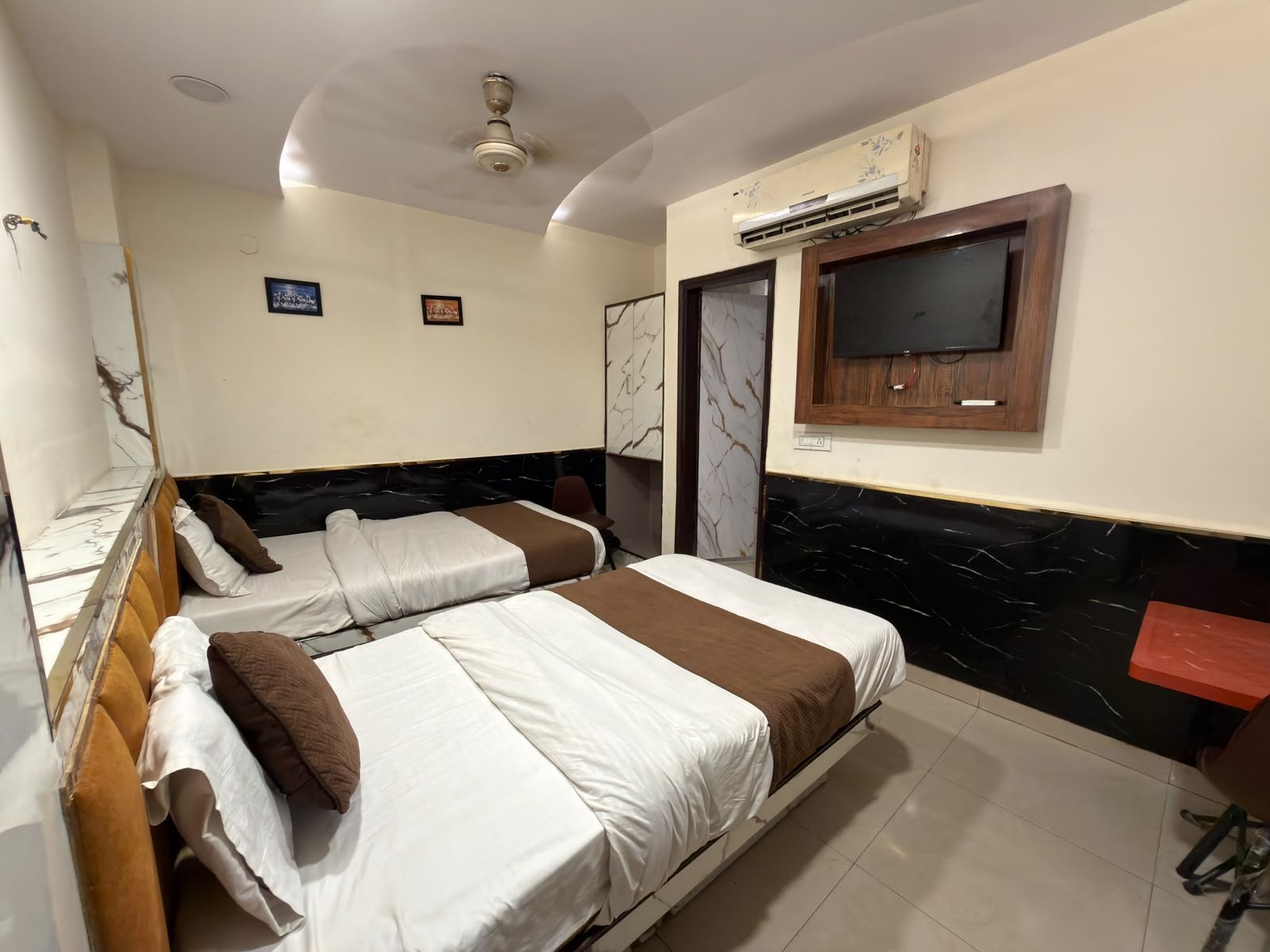 Twin bed room at Hotel Vin Inn with two single beds